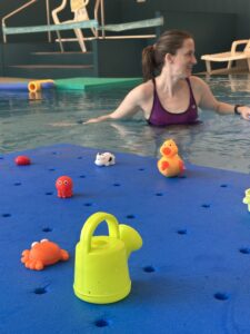Atelier bébé nageur, Annabelle prépare l’espace pour que les enfants découvre des plaisirs de l’eau.