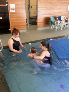 L’atelier bébé nageur est un moment de découverte de l’eau avec ton enfant.