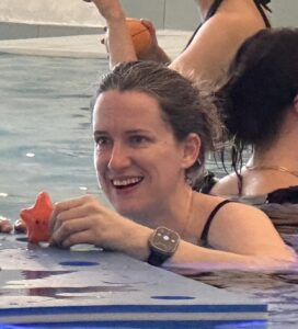 Annabelle, coach pour enfant, dans la piscine lors d'un atelier bébé nageur