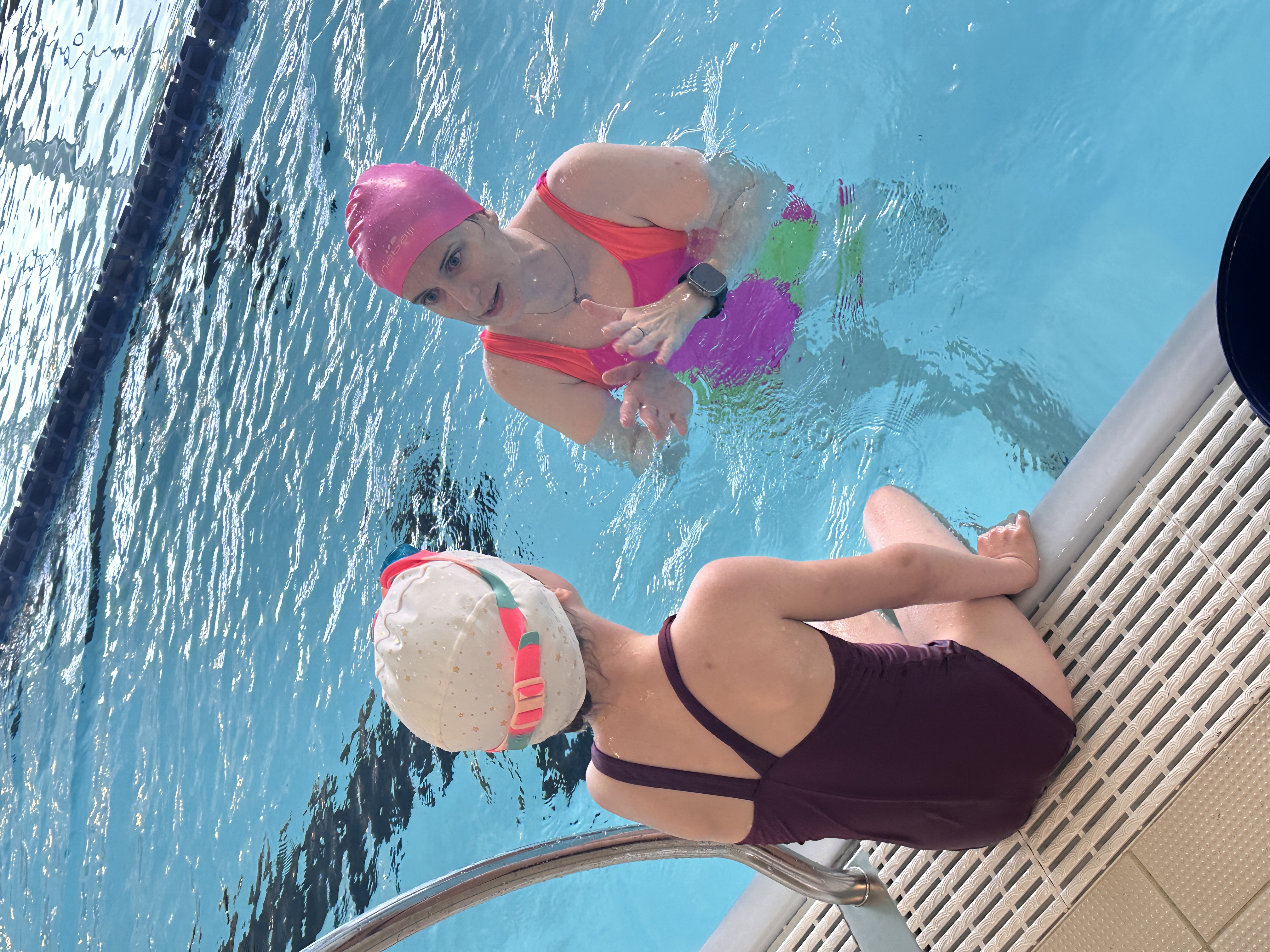 Annabelle entrain de donner les explications lors d’un cours de natation.