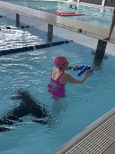 Annabelle explique un exercice à des enfants lors d'un cours de natation
