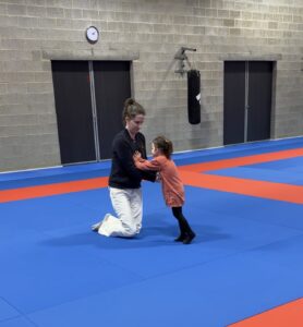 Annabelle en séance de coaching avec un enfant sur le tatami
