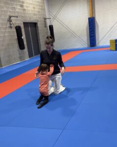 Annabelle en séance de coaching avec un enfant sur le tatami