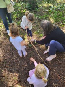 Annabelle accompagne des enfants lors d'un atelier psychomotricité en forêt